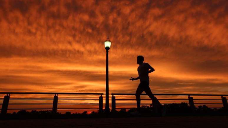 Durante a corrida, o corpo e o cérebro entram em ação de formas complexas, liberando substâncias químicas que ajudam a reduzir a ansiedade