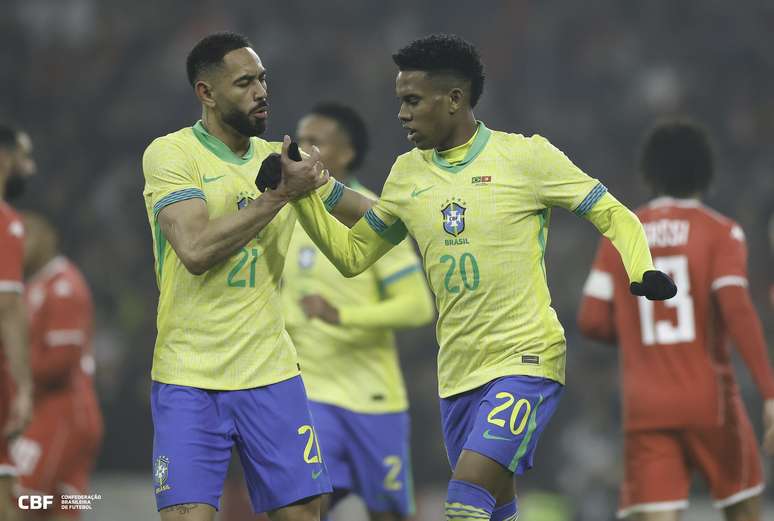 Est&ecirc;v&atilde;o comemorando o empate do Brasil 