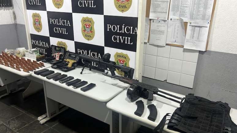 Dois fuzis de grosso calibre e munições estavam em garagem de casa, no Guarujá; armas seriam destinadas ao PCC.