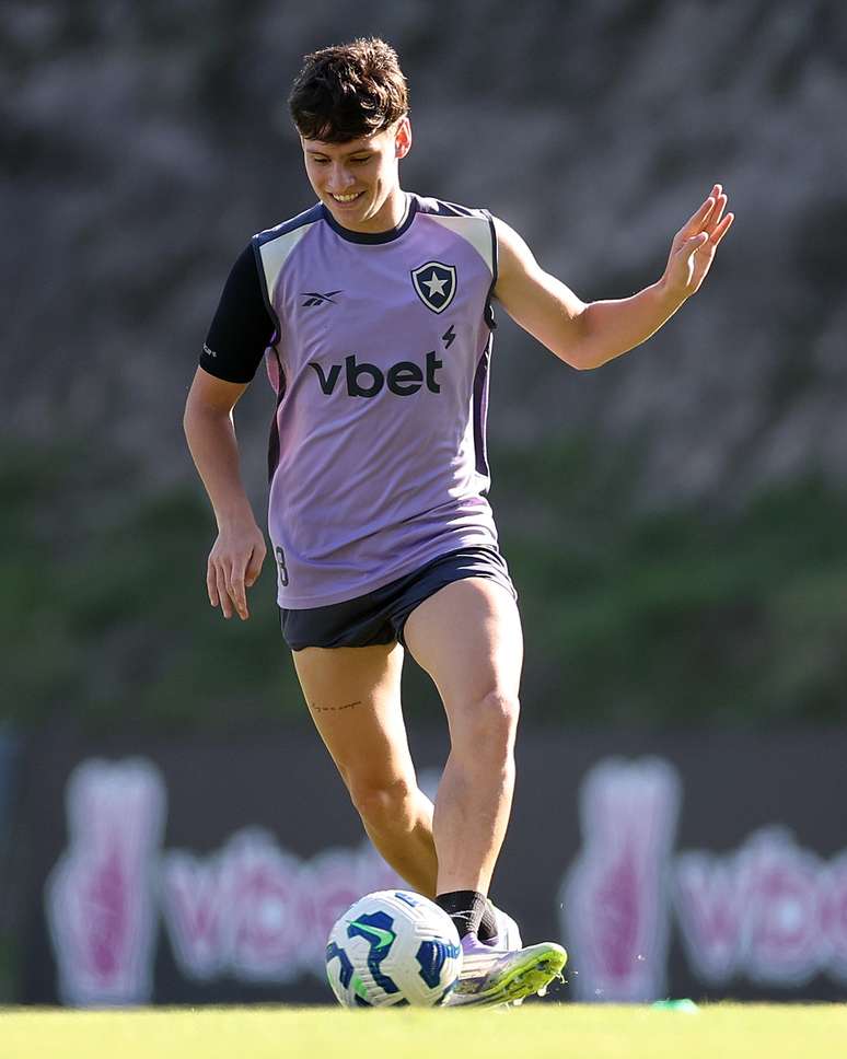 Montoro durante treino do Botafogo 