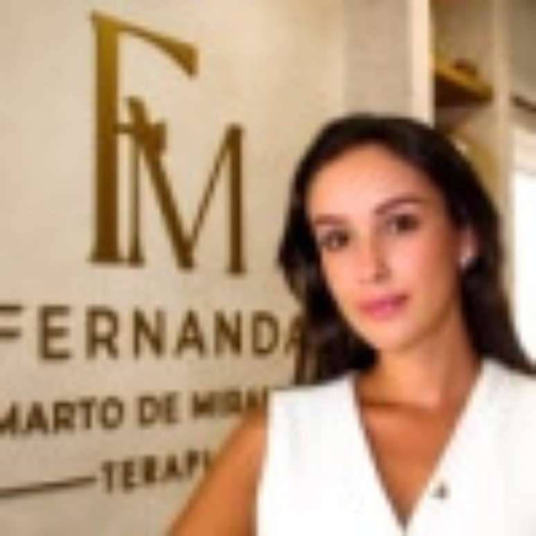 Mulher de cabelos escuros com roupa branca