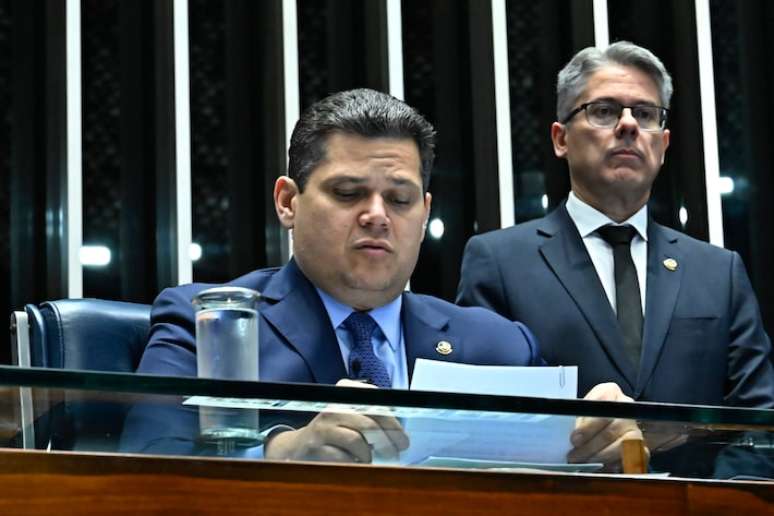 O presidente do Senado, Davi Alcolumbre, indicou o senador Alessandro Vieira (ao fundo), para ser relator de projeto Antifacção