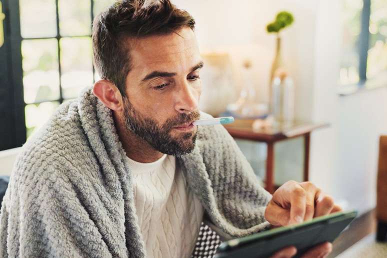 Não se deve aceitar tudo o que encontramos sobre saúde na internet sem questionar e parar para refletir. E algumas perguntas básicas podem nos ajudar a distinguir se a informação é realmente útil e segura. PeopleImages/Shutterstock