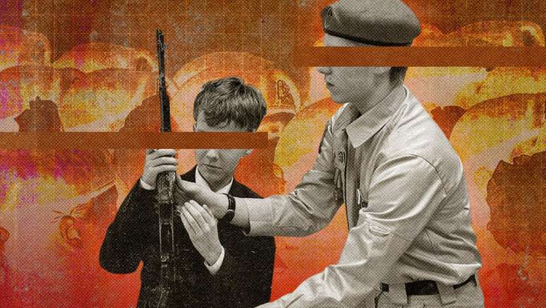 Membro mais velho da Yunarmiya ensina a um jovem como preparar uma espingarda