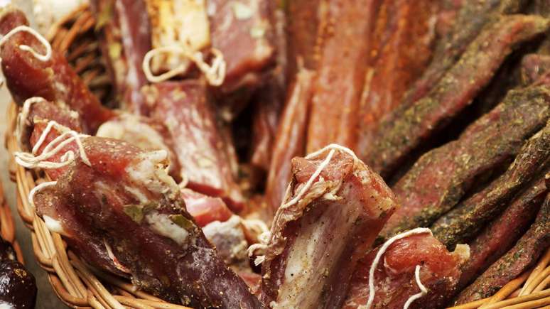 Ainda hoje, aventureiros e entusiastas da sobrevivência redescobrem o pemmican como exemplo de sabedoria ancestral e praticidade nutricional em tempos modernos – depositphotos.com / Ogovorka