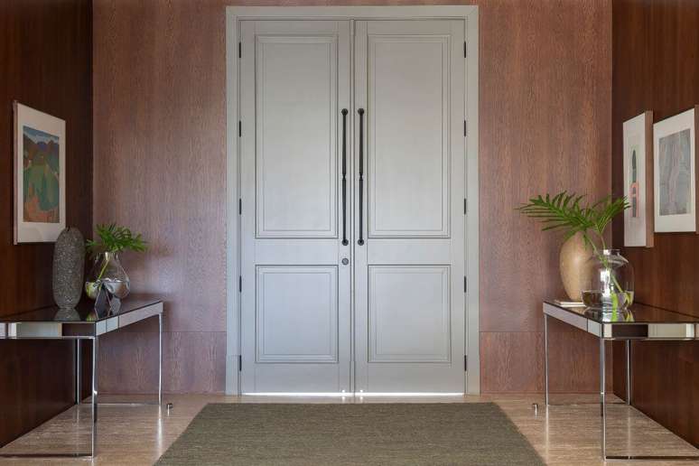 Os revestimentos em madeira escura ajudam a compor espaços sofisticados 