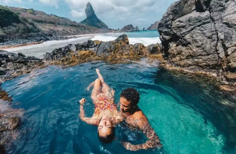 Bruna Marquezine e Neymar tiraram foto na piscina em 2018, quando estavam em um relacionamento