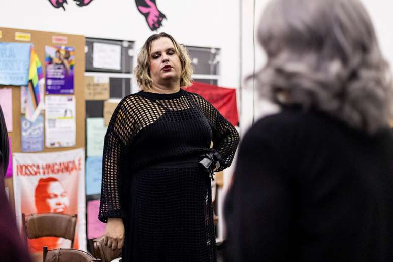 Em Antígona Travesti, dificuldades desanimam, mas travestis não ficarão de braços cruzados, nem na peça, nem diante do possível fechamento da Casa1. Em Antígona Travesti, dificuldades desanimam, mas travestis não ficarão de braços cruzados, nem na peça, nem diante do possível fechamento da Casa1.