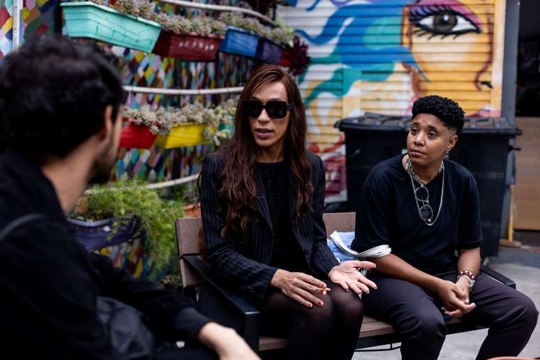 Do lado de fora do Galpão da Casa1, atrizes de luto por Polinice, da peça Antígona Travesti, lembram tristemente a situação do projeto social. Do lado de fora do Galpão da Casa1, atrizes de luto por Polinice, da peça Antígona Travesti, lembram tristemente a situação do projeto social.