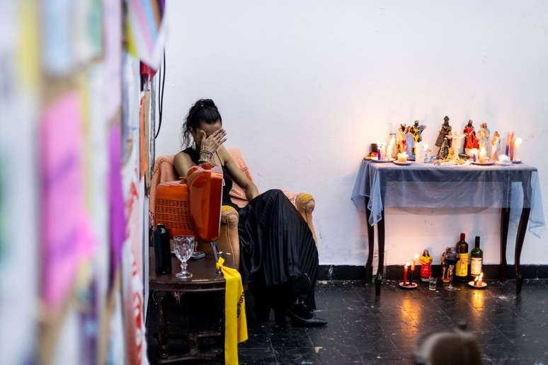 Direção da Casa1 e simpatizantes do projeto precisam de ajuda, daqui e de outros planos, como na peça Antígona Travesti. Direção da Casa1 e simpatizantes do projeto precisam de ajuda, daqui e de outros planos, como na peça Antígona Travesti.