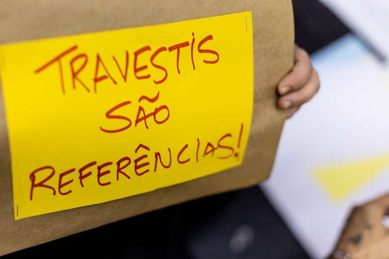 Na peça Antígona Travesti acontece uma passeata com cartazes, que também servem para reivindicar o espaço físico e social da Casa1. Na peça Antígona Travesti acontece uma passeata com cartazes, que também servem para reivindicar o espaço físico e social da Casa1.