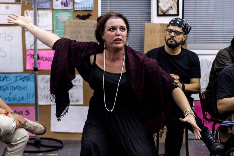 teatro gratuito e acolhimento; lá fora, a dificuldade em captar recursos. teatro gratuito e acolhimento; lá fora, a dificuldade em captar recursos.