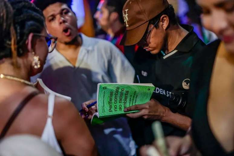 Livro reúne experiências e propostas da juventude negra das periferias brasileiras, com olhar realista sobre a crise ambiental.