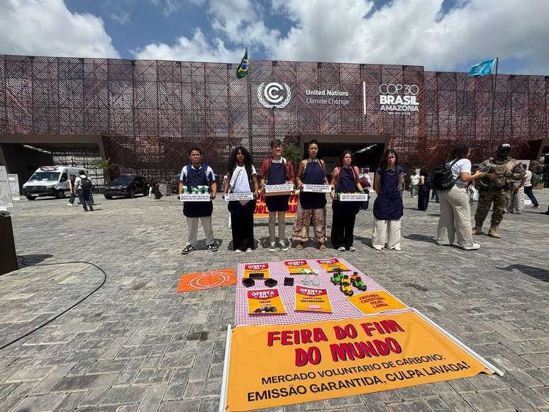 Ato 'Feira do Fim do Mundo' tem apenas 10 minutos liberados pela segurança para permanecer na entrada da Zona Azul