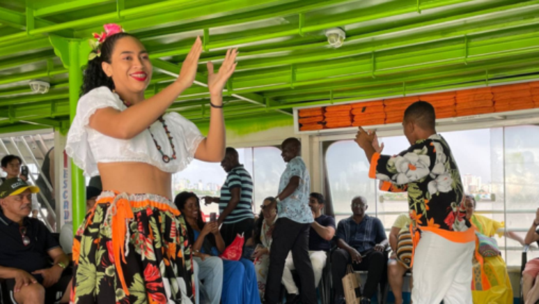 Stefani dan&ccedil;a carimb&oacute; ao lado de um parceiro em um barco em Bel&eacute;m (PA)