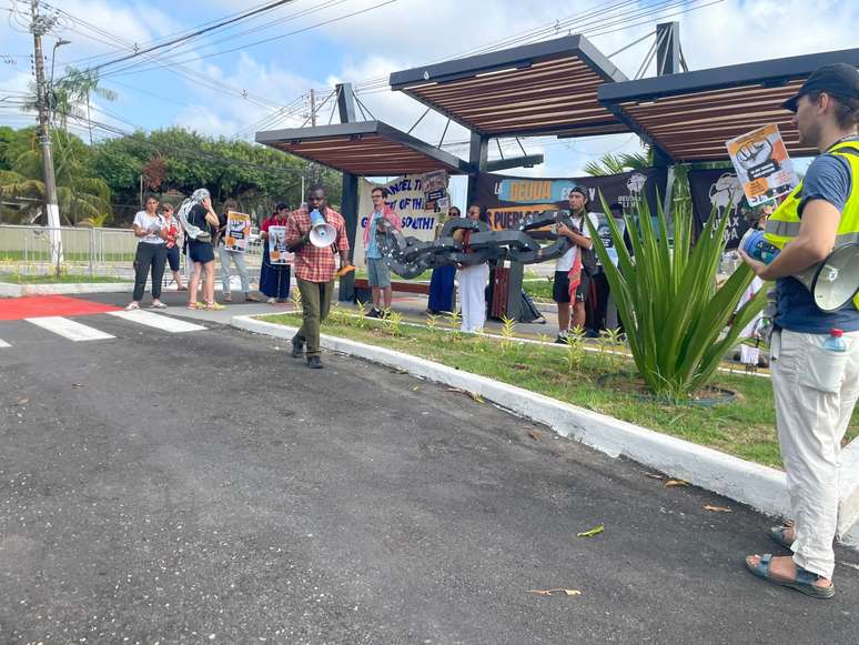 Grupo Deuda x Clima faz protesto na entrada da rua que dá acesso à COP30