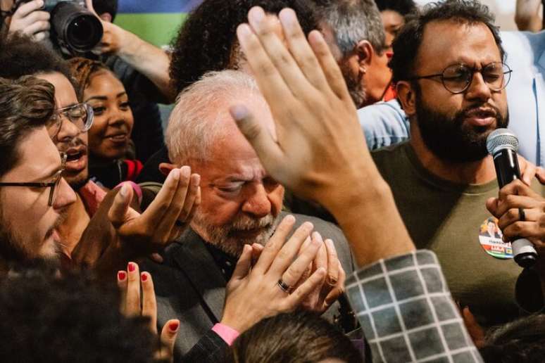 Encontro de Lula com lideranças evangélicas é registrado no documentário 'Apocalipse nos Trópicos', de Petra Costa