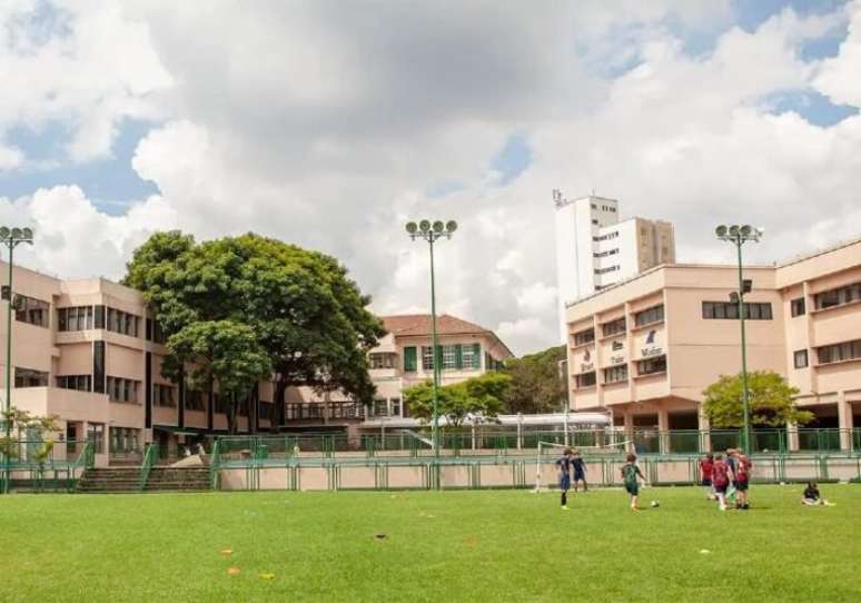 Escola de elite britânica expulsou alunos que acessaram provas antecipadamente