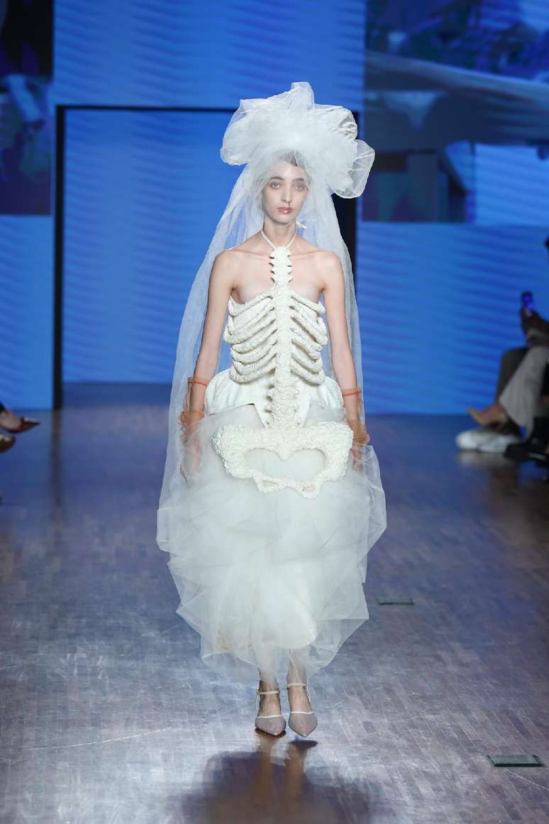 Noiva com vestido esqueleto 
