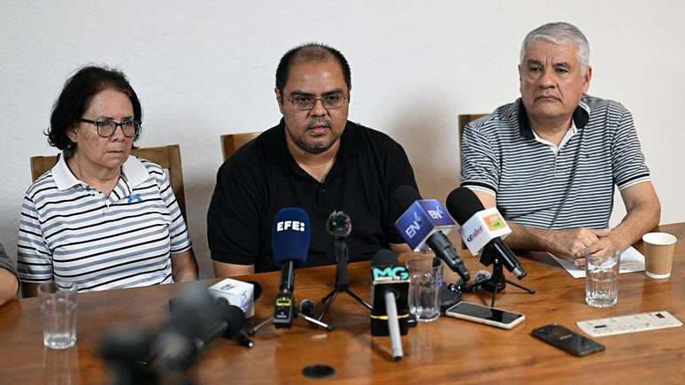 Eleonora Alfaro (esq.), mãe de Ruth López, ao lado de Louis Benavides (centro) e Abraham Abrego, diretor de litígios estratégicos da Cristosal, durante entrevista coletiva em 19 de maio, informando sobre a detenção da advogada defensora dos direitos humanos em Santa Tecla, El Salvador