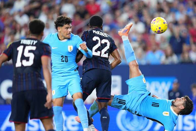 Momento em que Arrascaeta (camisa 10) marcou um golaço de bicicleta para o Uruguai diante dos Estados Unidos –