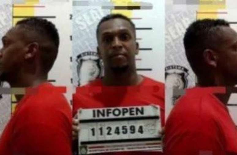 Ex-jogador foi fotografado na delegacia onde está detido –