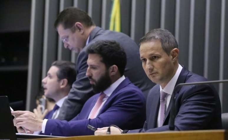 Guilherme Derrite, relator do projeto de lei antifacção, no plenário da Câmara