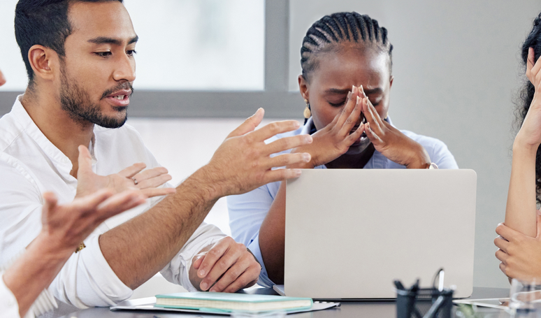 O que significa quando uma pessoa interrompe constantemente uma conversa, segundo a psicologia.