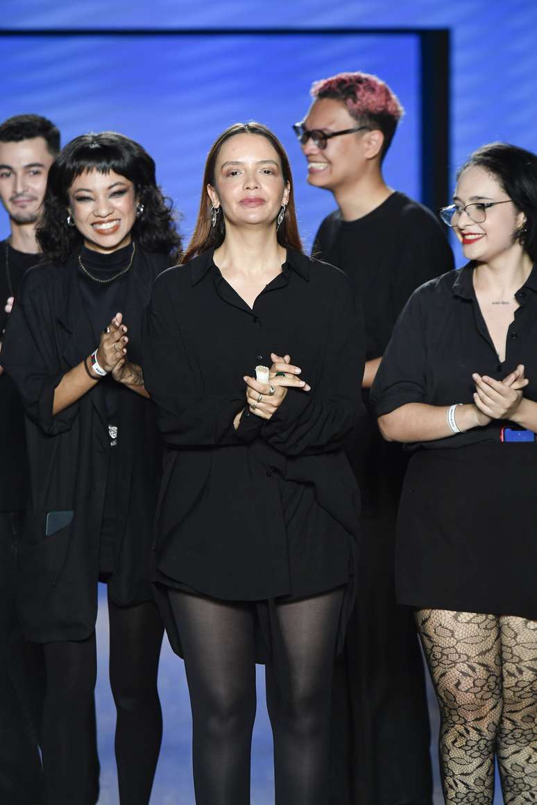 Renata Buzzo no fim do desfile do SPFW N58 