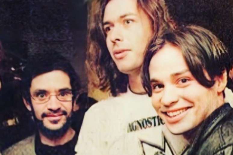 Maurício e Renato Russo juntos de um amigo