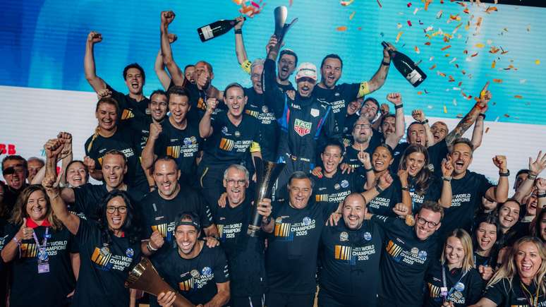 Porsche comemorando o título de Construtores da Temporada 24/25 da Fórmula E