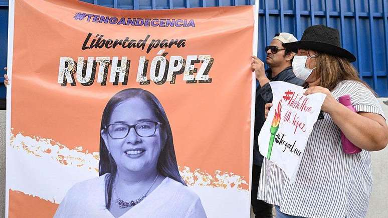 'O regime de El Salvador tenta calar as vozes dissidentes porque tem muito interesse na sua imagem no exterior' (Louis Benavides, advogado, cientista político e ativista salvadorenho)