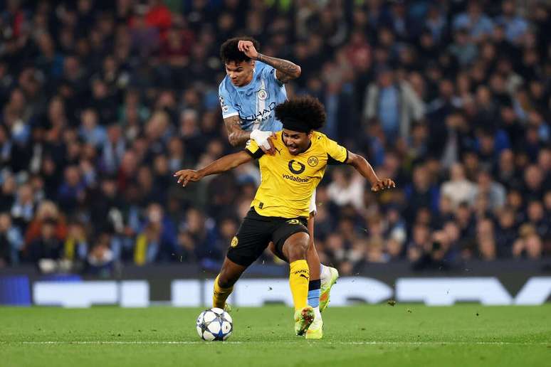 Adeyemi em a&ccedil;&atilde;o com a camisa do Borussia Dortmund na partida contra o Manchester City &ndash;