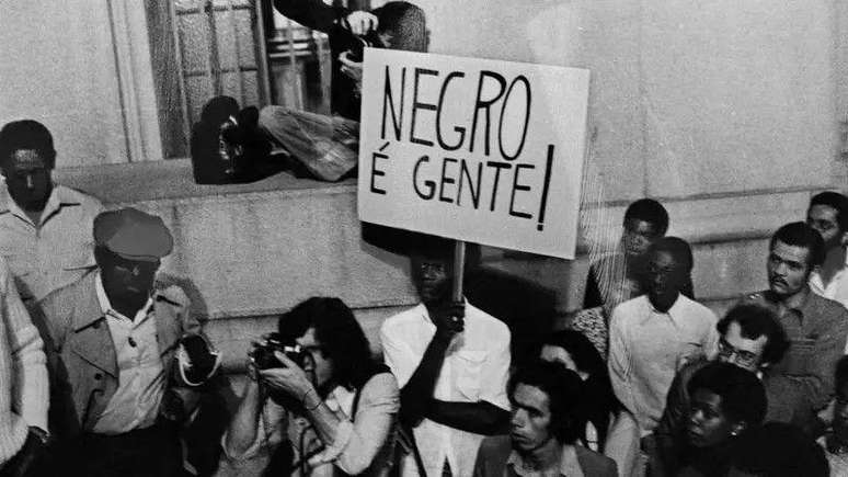 'Voc&ecirc; estava registrando a realidade, mas tamb&eacute;m colaborando para aquele processo fotografado', diz Jesus Carlos, que fotografou manifesta&ccedil;&otilde;es contra o racismo
