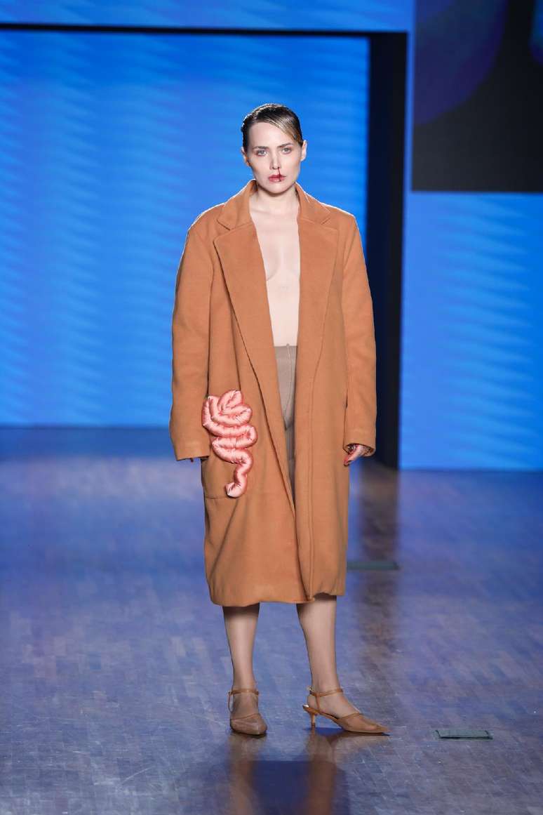 Let&iacute;cia Colin desfila com casaco enfeitado com intestino 