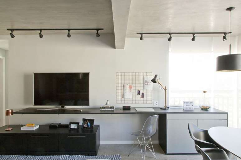 O home office pode se encaixar discretamente em salas e até mesmo no hall de entrada 