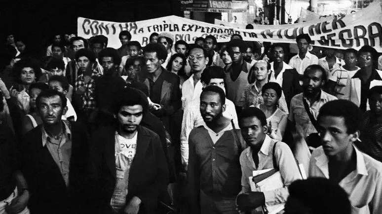 Manifesta&ccedil;&atilde;o do Movimento Negro Unificado contra a Lei Afonso Arinos, considerada pouco efetiva contra o racismo, e Caminhada por Zumbi nas ruas do centro de S&atilde;o Paulo, 1980