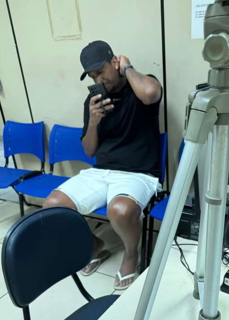 Ex-jogador foi fotografado na delegacia onde está detido –