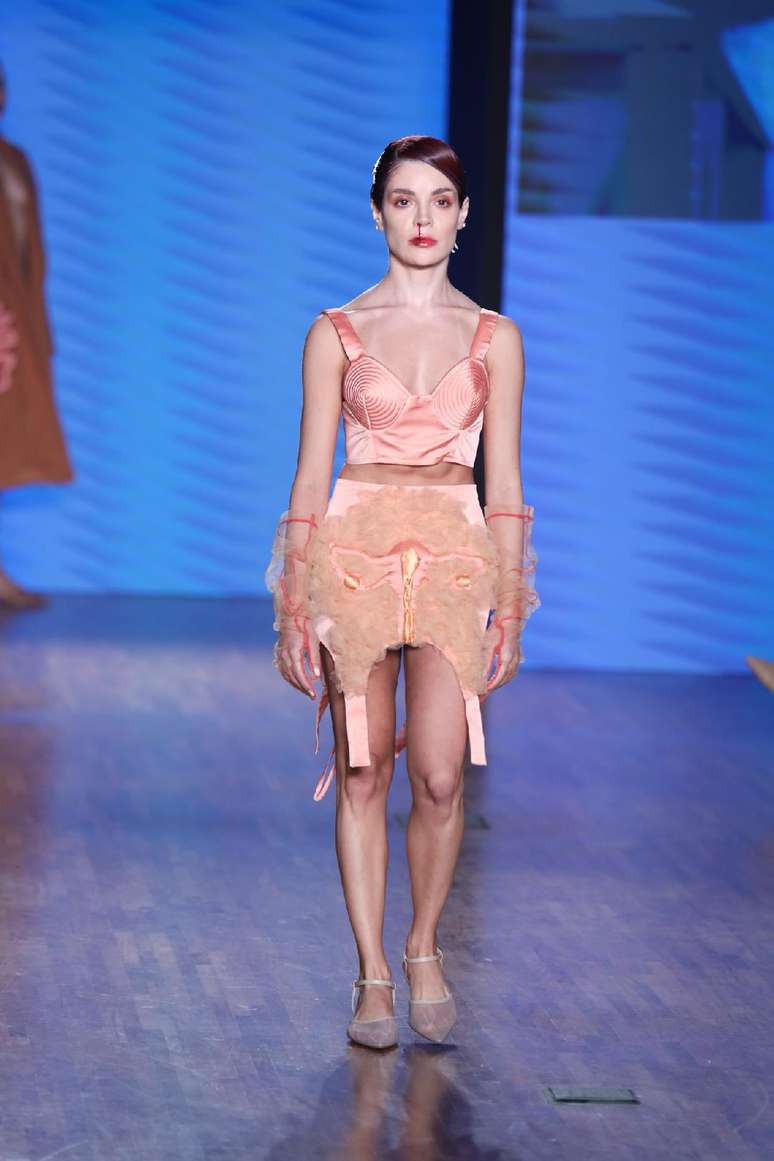 GKay com saia que mostra o aparelho reprodutor feminino 