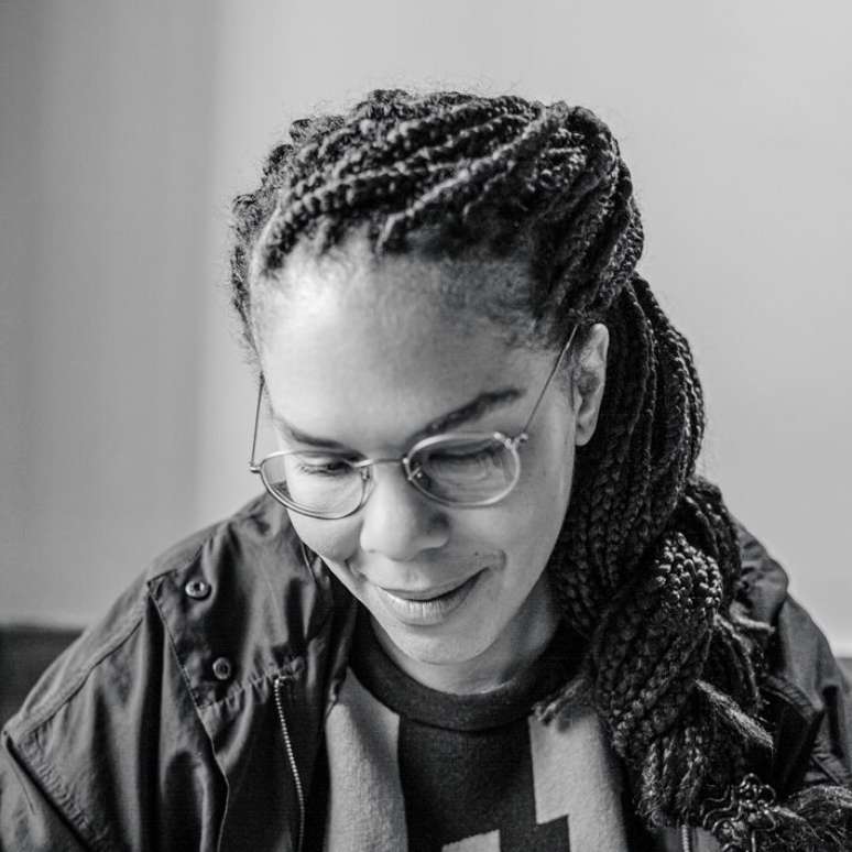 Foto de Djaimilia Pereira de Almeida, escritora portuguesa nascida em Angola, &eacute; autora dos livros 'Esse Cabelo','Luanda, Lisboa, Para&iacute;so' e 'A Vis&atilde;o das Plantas'