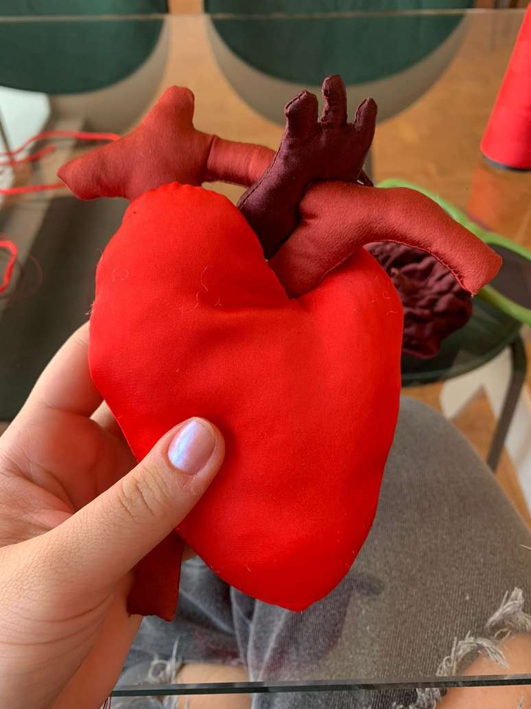 Detalhe do cora&ccedil;&atilde;o enquanto estava sendo costurado 