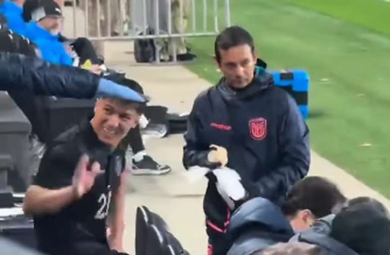 Alan Franco j&aacute; no banco de reservas do Equador ap&oacute;s sair no primeiro tempo &ndash; Reprodu&ccedil;&atilde;o de v&iacute;deo/instagram