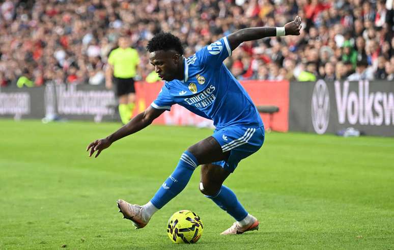 Vini Jr em a&ccedil;&atilde;o com a camisa do Real Madrid &ndash;