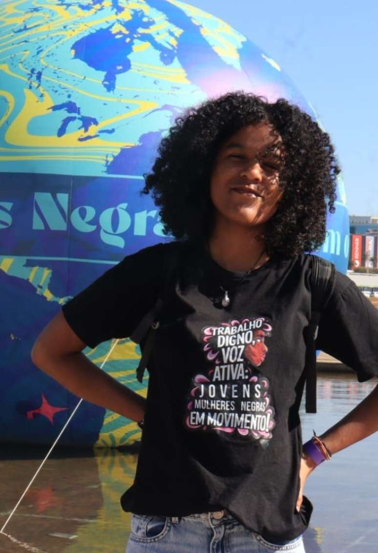 Amanda dos Santos, uma das idealizadoras da revista Pretas no Corre. Material diverso e autoral provoca reflexão e identificação.