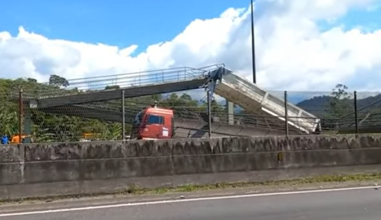 Passarela desaba sobre carro em rodovia no Rio de Janeiro