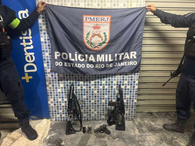 Nas primeiras horas da manh&atilde;, pol&iacute;cia apreendeu fuzis, pistola e bombas durante Opera&ccedil;&atilde;o Conten&ccedil;&atilde;o