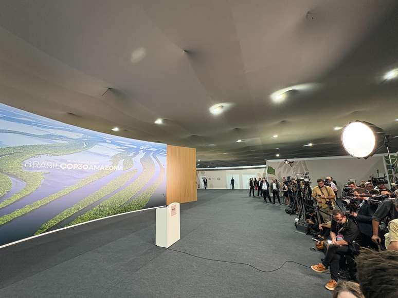 Jornalistas aguardam por coletiva de Lula em área restrita da COP30