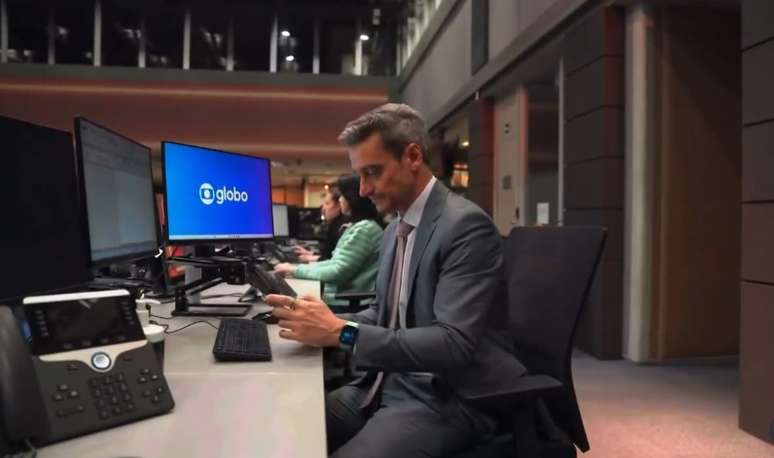 O apresentador come&ccedil;a a trabalhar na reda&ccedil;&atilde;o logo ap&oacute;s o fim do 'Jornal da Globo' para entrar no ar &agrave;s 4h