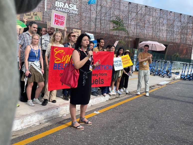 Protesto pacífico na entrada da COP30 nesta quarta-feira, 19