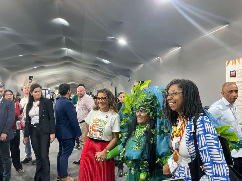 Janja posa para fotos na COP30, a caminho de encontrar o presidente Lula